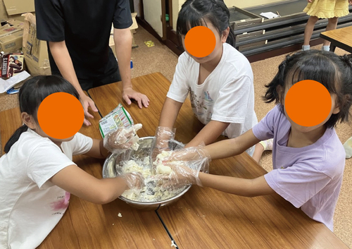 児童クラブでピザ作り